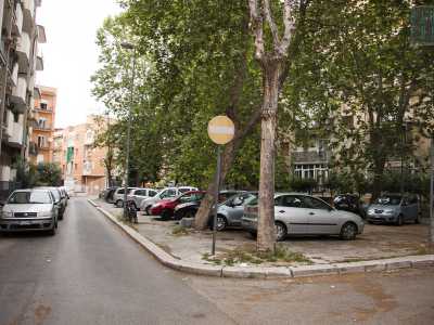 Da qui ci spostiamo su via Dodaro, altra strada particolare dove una serie di palazzi si affacciano su una piazzola alberata nascosta, purtroppo occupata da una serie di auto